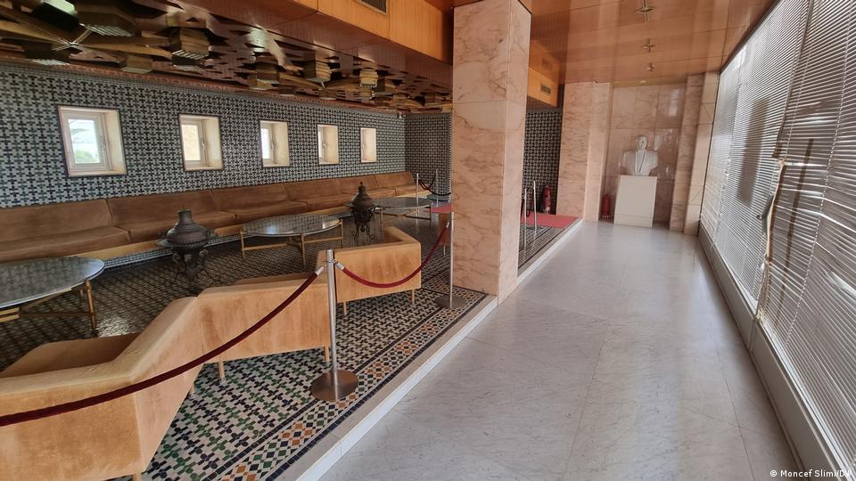 "القاعة المغربية" في قصر سقانص ضمن أجنحة المتحف، والقاعة المزوقة على الطراز المغربي كانت هدية من الملك الحسن الثاني
