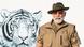 El presdiente indio, vestido como explorador, con un artel de un tigre detrás. El presdiente indio, vestido como explorador, con un artel de un tigre detrás.