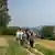Un grupo de personas caminando.