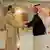 السفير السعودي في اليمن ورئيس وفد المفاوضات السعودي محمد آل جابر يصافح مهدي المشاط رئيس المجلس السياسي للحوثيين في صنعاء (9/4/2023)