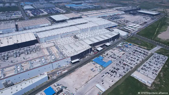 2022年8月13日，中國上海的特斯拉超級工廠。截至當年7月已向全球客戶交付了 32萬3千輛汽車。其中超過20萬是在中國交付。 