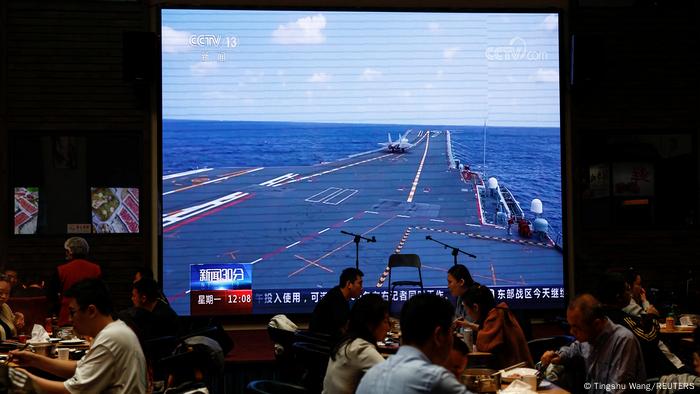 Fregueses de restaurante de Pequim acompanham em telão as manobras militares em torno de Taiwan