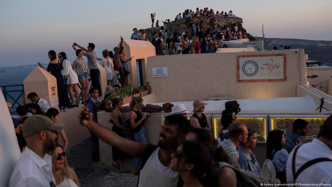 Τουρίστες τραβούν selfies κατά το ηλιοβασίλεμα