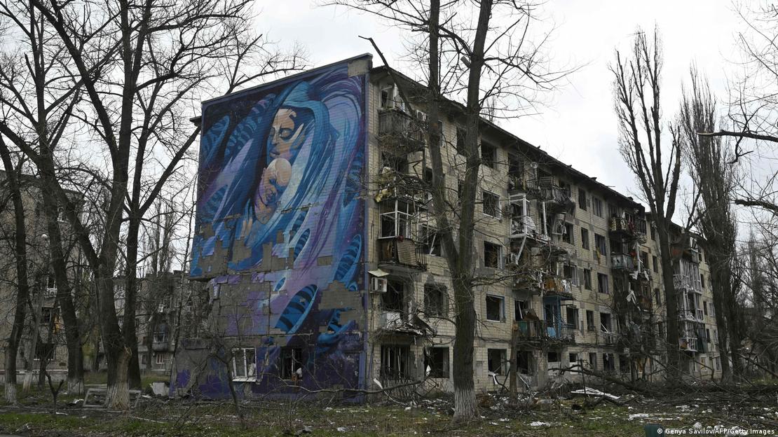 Mural em parede lateral de prédio destruído pela guerra na cidade de Avdiivka