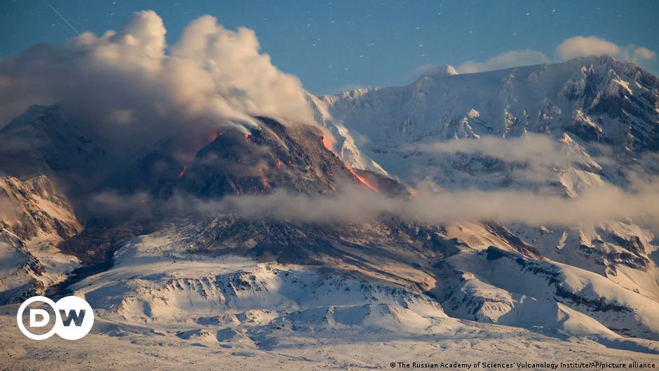 Volcanic eruption in Russia's Kamchatka threatens aviation – DW – 04/11/2023
