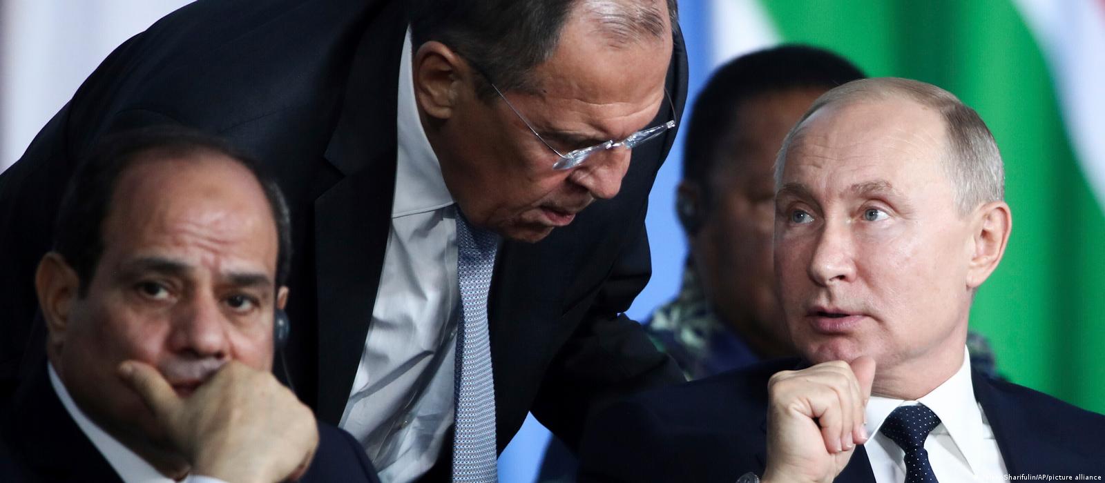Президент Єгипту Абдель Фаттах ас-Сісі, міністр закордонних справ Росії Сергій Лавров і президент Росії Володимир Путін