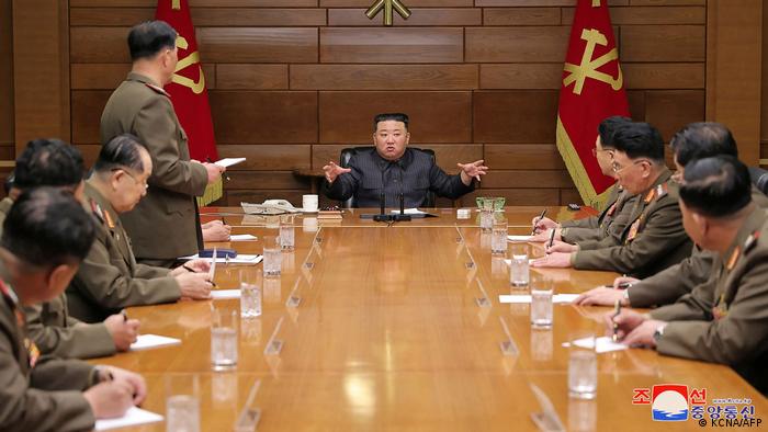 Una imagen distribuida por la agencia de propaganda norcoreana, muestra a Kim Jong-un presidiendo una reunión con los altos mandos militares.