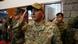 Amerikanische und philippinische Soldaten salutieren Amerikanische und philippinische Soldaten salutieren