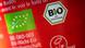 Das EU-Bio-Logo, das deutsche staatliche Biosiegel und die Kennzeichnung „Vegan“ sind auf einer Lebensmittelverpackung. Das EU-Bio-Logo, das deutsche staatliche Biosiegel und die Kennzeichnung „Vegan“ sind auf einer Lebensmittelverpackung.