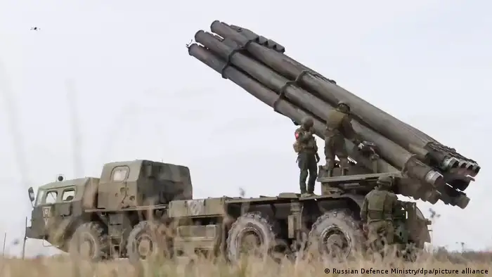 قاذفة صواريخ روسية متعددة من نوع Smerch في المنطقة العسكرية المركزية تشارك في عملية عسكرية خاصة