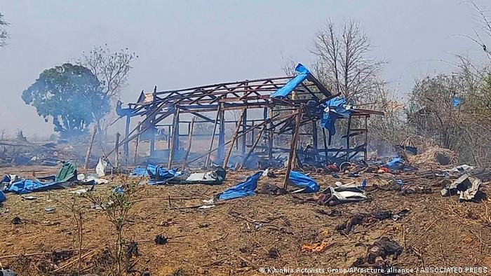 Aldea de Pazigyi, en Birmania: una vivienda destruida por bombardeo de la junta militar.