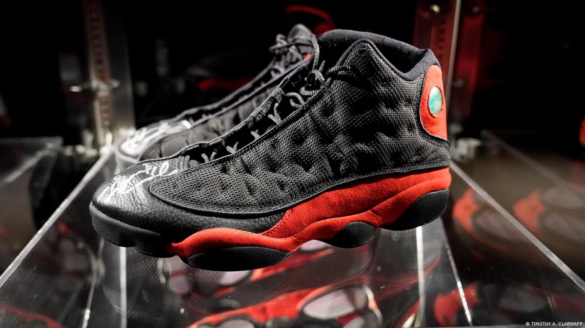 Subastan zapatos de Michael Jordan en 2 millones de – DW –