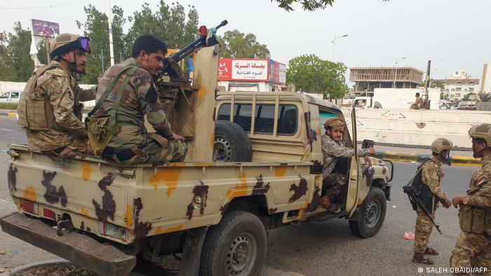 قوات تابعة للمجلس الانتقالي الجنوبي الانفصالي تنتشر حول موقع انفجار حصل في عدن في يونيو/ حزيران 2022