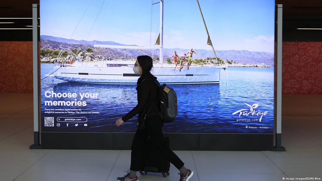 İstanbul havalimanında yürüyen bir kişi