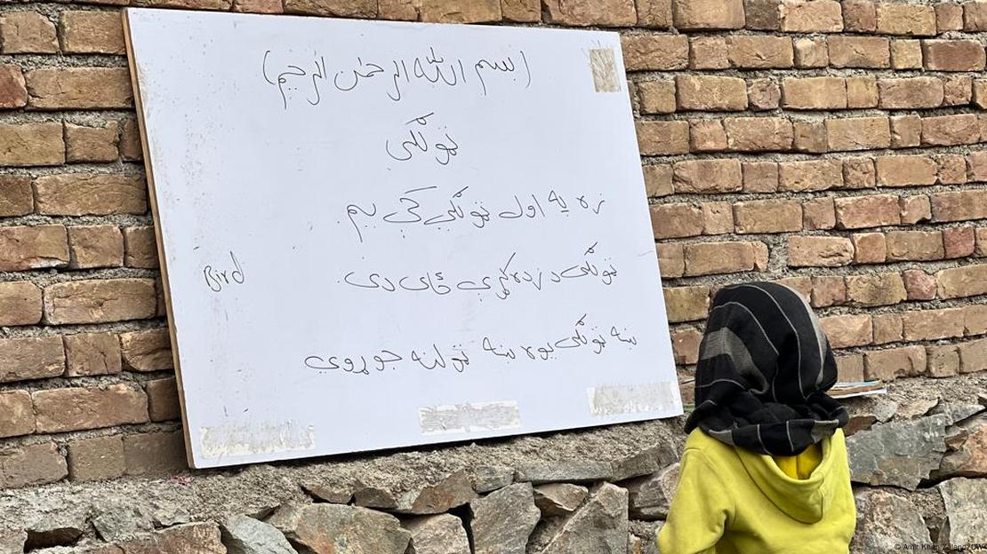 د زده کړو فعال وايي، ښوونځیو ته آزادنه وسلې او نور ناقانونه توکي وړل کیږي د زده کړو فعال وايي، ښوونځیو ته آزادنه وسلې او نور ناقانونه توکي وړل کیږي