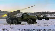 02/11/2022 DIESES FOTO WIRD VON DER RUSSISCHEN STAATSAGENTUR TASS ZUR VERFÜGUNG GESTELLT. [RUSSIA, MURMANSK REGION - NOVEMBER 2, 2022: Men mobilized as part of partial military mobilization shoot a Grad multiple rocket launcher during an exercise at a shooting range of the Russian Northern Fleet. Servicemen practice operating military hardware and using weapons during the exercise. Russia has completed partial military mobilization announced by Russian President Vladimir Putin on September 21. Lev Fedoseyev/TASS]