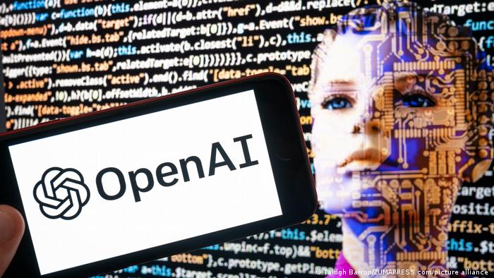 Imagen de un robot y el nombre de una empresa de IA, OpenAI.