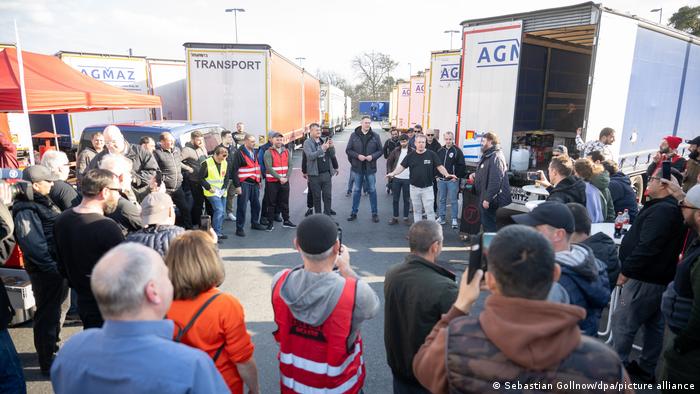 Streikende Lkw-Fahrer auf der Raststätte Gräfenhausen