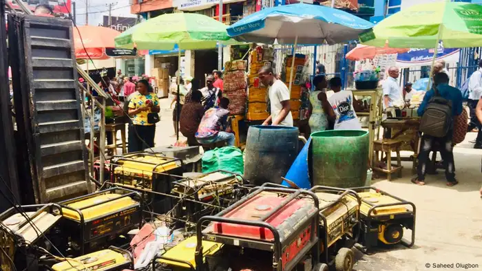 Nigeria I Generatoren für die Beleuchtung in einem Einkaufszentrum in Lagos