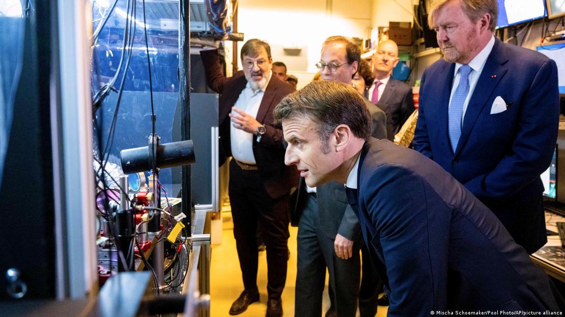 French President Emmanuel Macron and Dutch King Willem-Alexander, right, visit the quantum gasses and quantum information lab of the Science faculty of the University of Amsterdam
