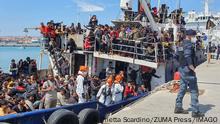 News Bilder des Tages April 12, 2023, Catania: The fishing boat carrying about 600 migrants rescued in recent days 100 miles off the coast of Sicily towed by a tugboat arrived in the port of Catania, Italy, 12 April 2023. The vessel was escorted by the Nave Peluso of the Coast Guard. The migrants on board greeted their arrival with applause and whistles and shouts of Bella Italia ..ANSA/ Catania PUBLICATIONxINxGERxSUIxAUTxONLY - ZUMAa110 20230412_zaf_a110_023 Copyright: xOriettaxScardinox