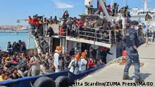 News Bilder des Tages April 12, 2023, Catania: The fishing boat carrying about 600 migrants rescued in recent days 100 miles off the coast of Sicily towed by a tugboat arrived in the port of Catania, Italy, 12 April 2023. The vessel was escorted by the Nave Peluso of the Coast Guard. The migrants on board greeted their arrival with applause and whistles and shouts of Bella Italia ..ANSA/ Catania PUBLICATIONxINxGERxSUIxAUTxONLY - ZUMAa110 20230412_zaf_a110_023 Copyright: xOriettaxScardinox