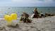 Blumen, ein Holzkreuz und Luftballons am Strand in Steccato di Cutro zum Gedenken an die Toten im Mittelmeer. Blumen, ein Holzkreuz und Luftballons am Strand in Steccato di Cutro zum Gedenken an die Toten im Mittelmeer.