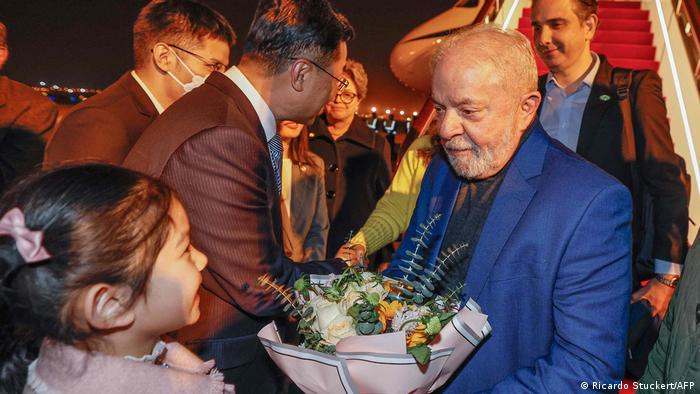 Luiz Inacio Lula da Silva fue recibido con flores a su llegada en China.