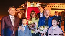 This handout picture released by the Brazilian Presidency shows Brazilian President Luiz Inacio Lula da Silva (R) posing for a picture with his wife, Rosangela Janja da Silva (C), during their arrival to Shanghai, China for an official visit to the country on April 12, 2023. - Brazilian President Luiz Inacio Lula da Silva arrived China for an official visit aimed at boosting the already deep ties between the Asian giant and Latin America's biggest economy. The veteran leftist, who is due to meet his counterpart Xi Jinping Friday in Beijing, said he planned to invite Xi to come to Brazil to repay the visit. (Photo by Ricardo STUCKERT / Brazilian Presidency / AFP) / RESTRICTED TO EDITORIAL USE - MANDATORY CREDIT AFP PHOTO / BRAZILIAN PRESIDENCY / RICARDO STUCKERT - NO MARKETING NO ADVERTISING CAMPAIGNS - DISTRIBUTED AS A SERVICE TO CLIENTS
