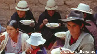 Indio-Frauen und Kinder beim Essen in Potolo in Bolivien
