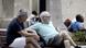 Des personnes âgées assisses sur des bancs dehors Des personnes âgées assisses sur des bancs dehors
