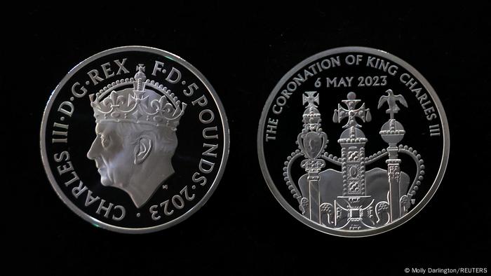 Vorder- und Rückseite einer Münze zur Krönung von Charles III., einmal mit seinem gekrönten Profil, die andere Seite bildet die Edwardskrone ab.