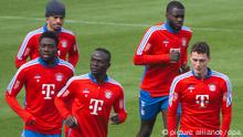 Fußball: Bundesliga, Training FC Bayern München auf dem Vereinsgelände an der Säbener Straße. Leroy Sane (l-r), Alphonso Davies, Sadio Mane, Dayot Upamecano und Benjamin Pavard in Aktion. +++ dpa-Bildfunk +++