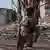 Один из боевиков ЧВК "Вагнер" в Бахмуте в марте 2023 года