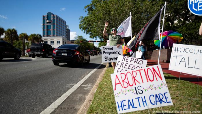 Plakate gegen das Abtreibungsverbot neben einer Straße in Tallahassee, Florida