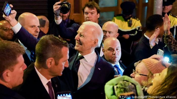 US-Präsident Joe Biden macht ein Selfie mit begeisterten Menschen in Dundalk