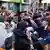 Ein Bad in der Menge: Biden (mit blauer Schirmmütze) begrüßt wartende Menschen im irischen Dundalk
