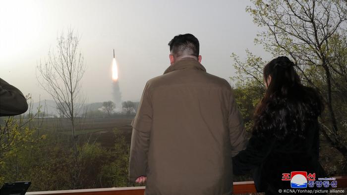 El hombre fuerte de Corea de Norte, Kim Jong-un, ha supervisado los más recientes ensayos balísticos, incluyendo el nuevo misil Hwasong-18, según la agencia estatal de propaganda norcoreana.