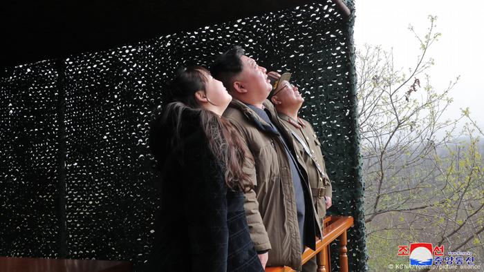 El dictador norcoreano Kim Jong-un (al centro) y a su hija Ju-ae (izquierda) observan la prueba de disparo del nuevo misil balístico intercontinental Hwasong-18.