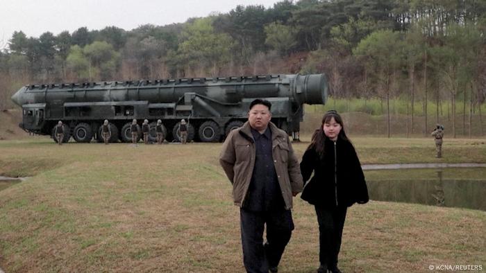 Nordkoreas Machthaber Kim Jong Un (mit Tochter) vor einer Interkontinentalrakete