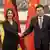 Außenministerin Annalena Baerbock und Chinas Amtskollege Qin Gang geben sich die Hand und schauen in die Kamera. Baerbock lächelt, Qin blickt grimmig