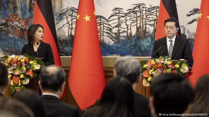 Die Außenminister Annalena Baerbock und Qin Gang stehen bei ihrer Presskonferenz im April in Peking vor den Flaggen der beiden Länder 