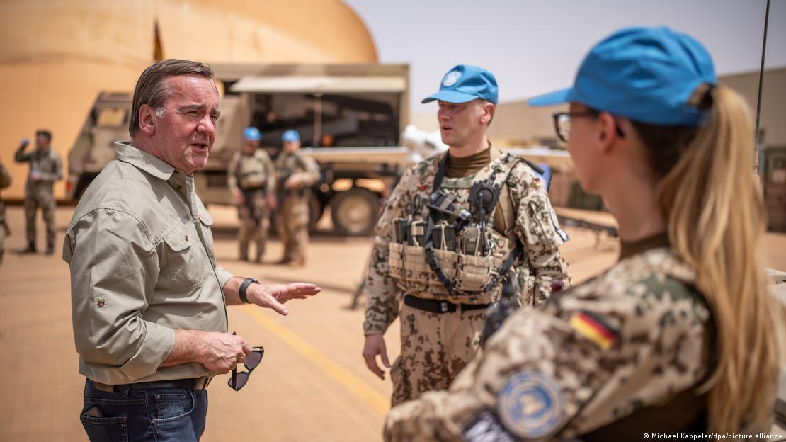 Ministri gjerman i Mbrojtjes Boris Pistorius gjatë një vizite të trupave gjermane në Mali