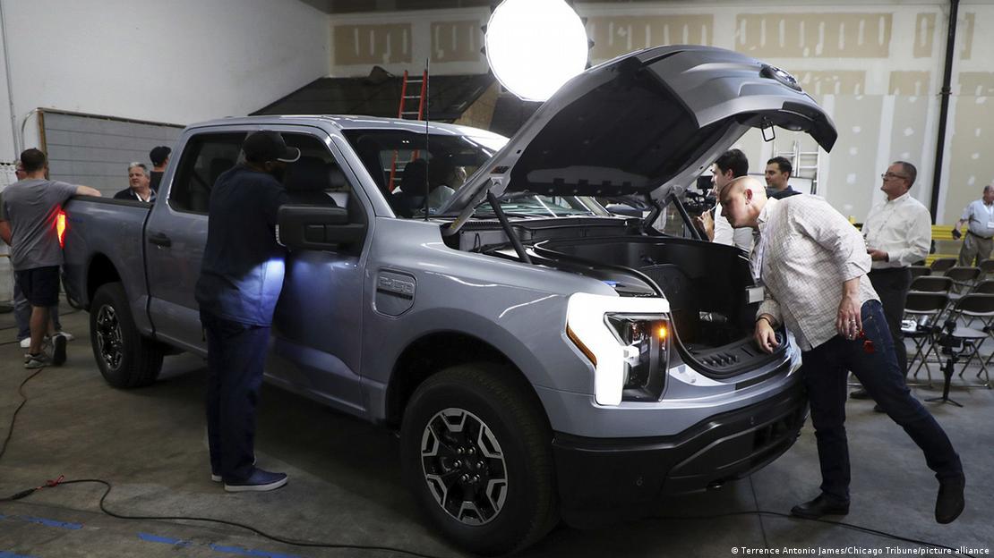 Ford F-150 con una cubierta abierta en un stand de exposición