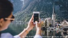 THEMENBILD - eine Frau beim fotografieren mit ihrem Smartphone, aufgenommen am 17. April 2019 in Hallstatt, Österreich // a woman taking pictures with her smartphone in Hallstatt, Austria on 2020/04/17. EXPA Pictures © 2020, PhotoCredit: EXPA/ JFK - 20200421_PD2940