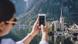 Eine Frau fotografiert mit ihrem Smartphone Hallstatt in Österreich Eine Frau fotografiert mit ihrem Smartphone Hallstatt in Österreich