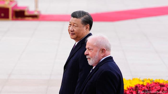 Brasiliens Präsident Lula da Silva (r.) steht seitlich neben Chinas Staatschef Xi Jinping während einer Zeremonie auf einem Platz