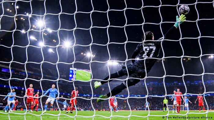 Bayern Munich goalkeeper Yann Sommer reaches for the ball in vain in the game at Manchester City
