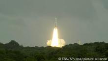 HANDOUT - 14.04.2023, ---, Kourou: Auf diesem von der Europäischen Weltraumorganisation zur Verfügung gestellten Foto hebt eine Ariane-Rakete mit dem Forschungsroboter «Juice» vom europäischen Weltraumbahnhof in Französisch-Guayana ab. Nach der Verschiebung um einen Tag ist die europäische Raumfahrtsonde «Juice» am Freitag zum riesigen Gasplaneten Jupiter gestartet. Es ist das bislang am weitesten entfernte Ziel der europäischen Raumfahrtagentur Esa. Die Sonde hob um 14.14 Uhr (MESZ) an Bord einer Ariane-5-Trägerrakete vom Weltraumbahnhof Kourou in Französisch Guayana ab. Foto: Uncredited/ESA/AP/dpa - ACHTUNG: Nur zur redaktionellen Verwendung im Zusammenhang mit der aktuellen Berichterstattung und nur mit vollständiger Nennung des vorstehenden Credits +++ dpa-Bildfunk +++