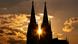 Köln Katedrali'nin iki kulesi arasından gün batımı Köln Katedrali'nin iki kulesi arasından gün batımı